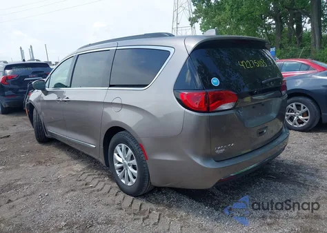 2017 Chrysler Pacifica Touring-L z USA, uszkodzony, nr VIN 2C4RC1BGXHR569390